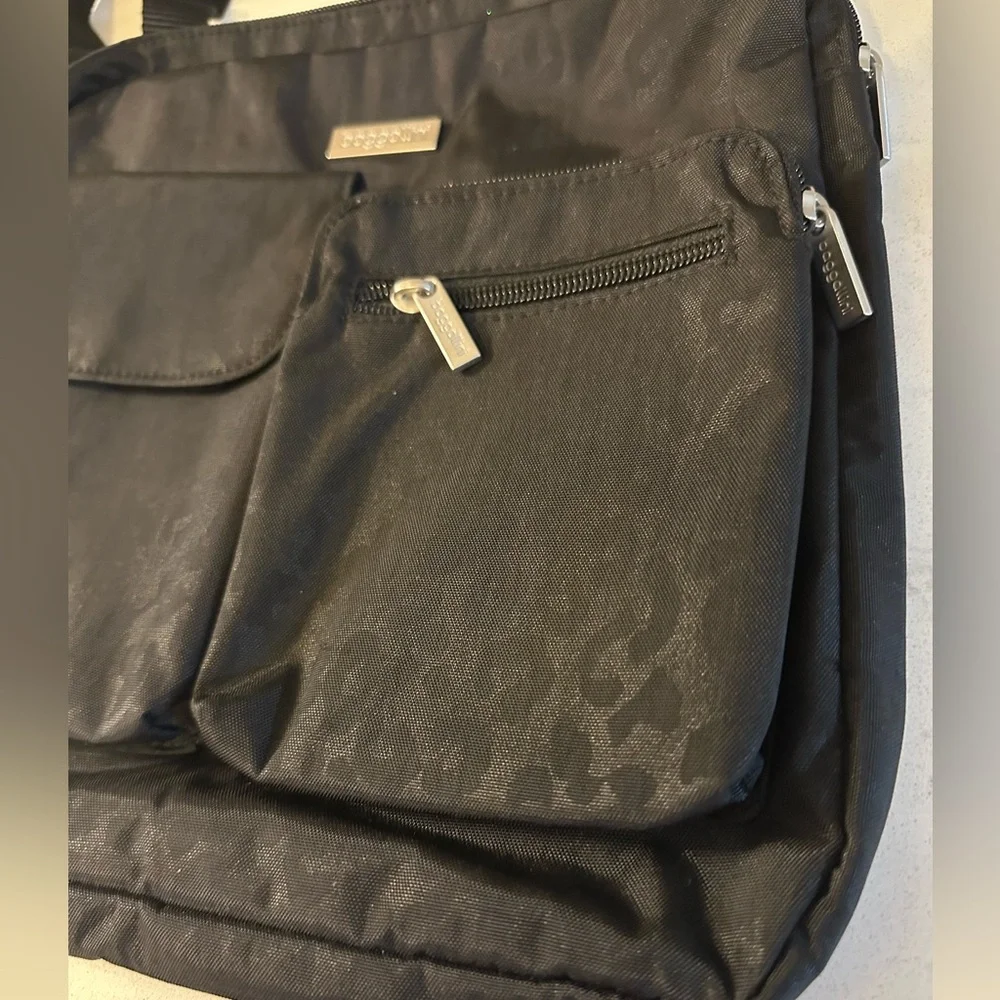 Baggallini Canyon Crossbody Bag Black Cheetah‎ Emboss Pockets Organization